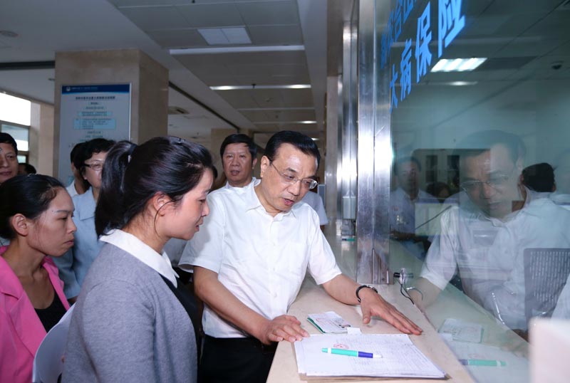 河南科技大学新区医院是大病保险定点医院。2015年9月23日，*竞彩足球比分总理在这里与群众交流，了解改革前后大病报销比例变化。